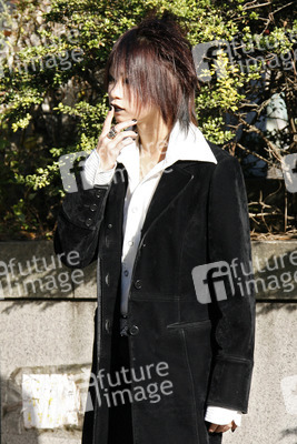 Cosplay Girl auf der Brücke am Bahnhof Harajuku