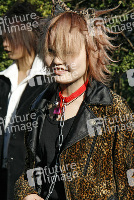 Cosplay Girl auf der Brücke am Bahnhof Harajuku