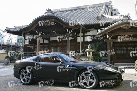 Ferrari vor Tempel in Shibuya