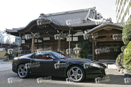 Ferrari vor Tempel in Shibuya