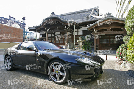 Ferrari vor Tempel in Shibuya