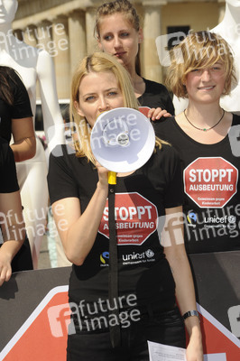 Eva Padberg und Aktivistinnen von UNICEF und Fairtrade