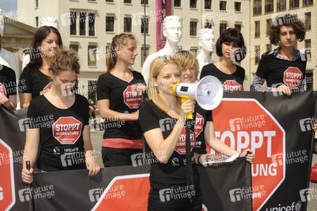 Eva Padberg und Aktivistinnen von UNICEF und Fairtrade