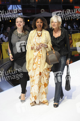 Fadumo Korn (Mitte) mit Begleitung