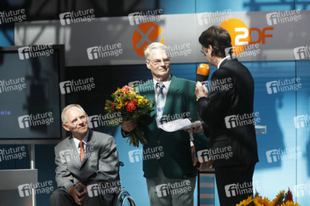 Wolfgang Schäuble mit Preisträger Alexander Karamanlaki und Rudi Cerne