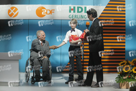 Wolfgang Schäuble mit Preisträger Kaspar Krebbers und Rudi Cerne