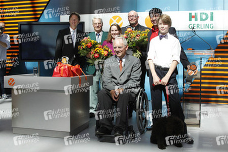 Wolfgang Schäuble mit den Preisträgern Alexander Karamanlaki, Kerstin Freidrich, Marc Kohlert, Moein Ramezani und Kaspar Krebbers
