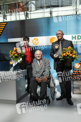 Wolfgang Schäuble mit den Preisträgern Marc Kohlert und Moein Ramezanianlaki