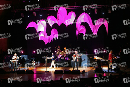 Steve Howe, Benoit David, Alan White, Chris Squire, Oliver Wakeman (Yes)