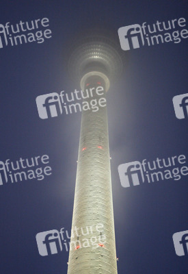 Der Fernsehturm vom Nebel verhangen