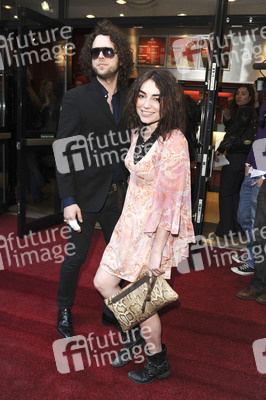 Lois Winstone mit Begleitung