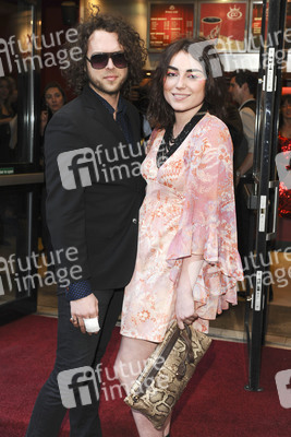 Lois Winstone mit Begleitung