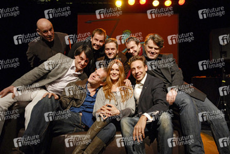 Karl Bruchhäuser, Karsten Kaie, Esther Schweins, Milton Welsh (vorn v.l.), Thomas Rech, Cyrill Berndt, Raul Gonzales, Christoph Schobersberger, Volker Meyer-Dabisch (hinten v.l.)