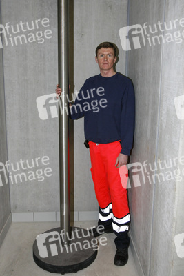 Feuerwehrman an Rutschstange