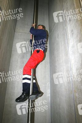Feuerwehrman an Rutschstange