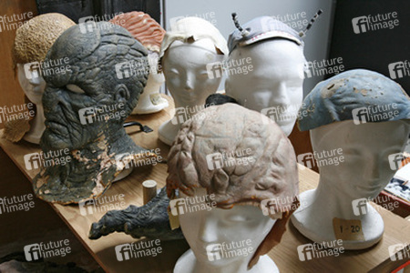 Alien-Masken und Teilprothesen aus der Make-up Abteilung