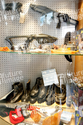 Vitrine mit Waffen und Schuhen