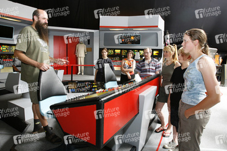 Martin Netter führt Besucher durch seine Ausstellung