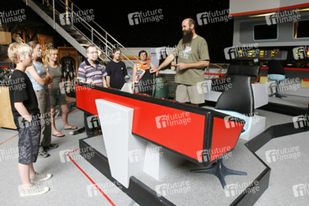 Martin Netter führt Besucher durch seine Ausstellung