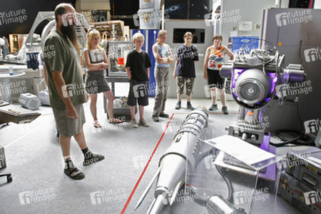 Martin Netter führt Besucher durch seine Ausstellung