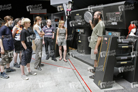 Martin Netter führt Besucher durch seine Ausstellung