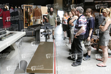 Martin Netter führt Besucher durch seine Ausstellung