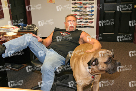 Paul Teutul Sr. mit Hund Gus