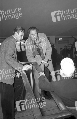 Carol Reed mit Filmteam