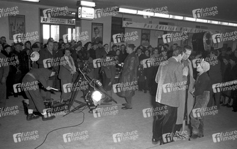 Carol Reed mit Filmteam