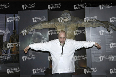 Höhlentroll und Besucher