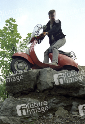 Vespa Roller im Steinbruch