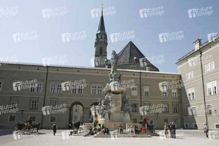Mariensäule und Franziskanerkirche