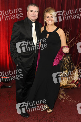 Sally Lindsay mit Begleitung