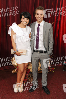 Jack P. Shepherd mit Begleitung