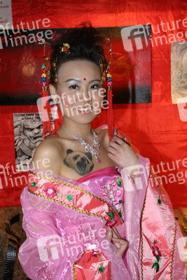 Tattookünstlerin Spring aus Peking vom Studio 'Spring Tattoo China'