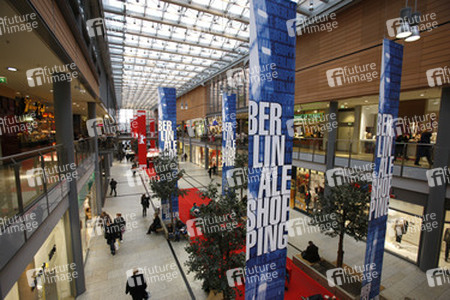 Potsdamer Platz Arkaden mit Berlinale Bannern
