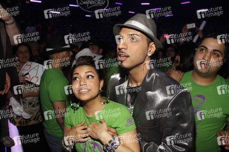 Mehrzad Marashi mit seiner frisch Verlobten Denisse