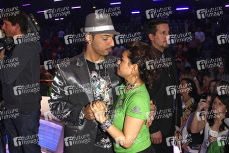 Mehrzad Marashi mit seiner frisch Verlobten Denisse