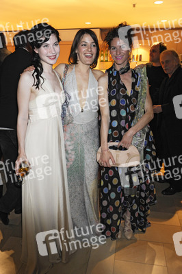 Nora von Waldstätten, Nicolette Krebitz