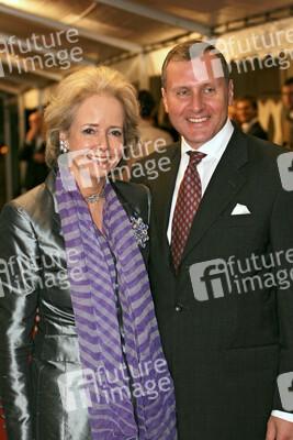 Isa Gräfin von Hardenberg mit Begleitung