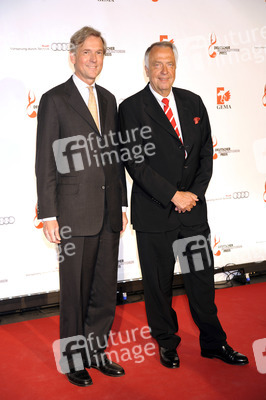 Bernd Neumann mit Begleitung