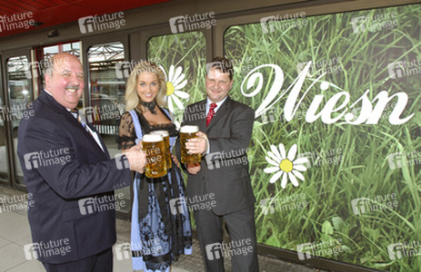 Regina Deutinger mit Heiko Mark (Betriebsleitung) und Jörg Rösemeier (Geschäftsleitung)