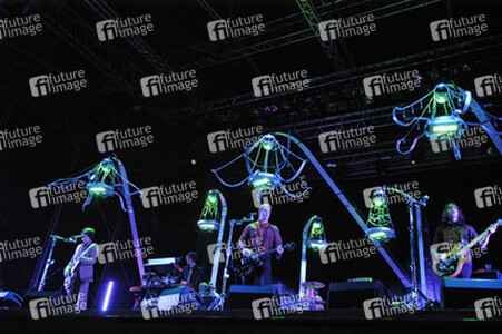 Troy Van Leeuwen, Dean Fertita, Josh Homme, Joey Castillo, Michael Shuman