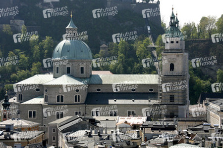 Engel mit Krone am Portal des Doms
