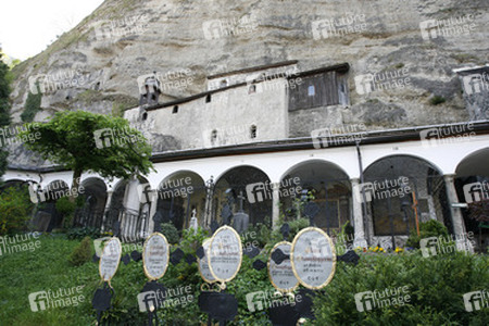 Gräberfeld vor den Gruftarkaden und Felsenkatakomben