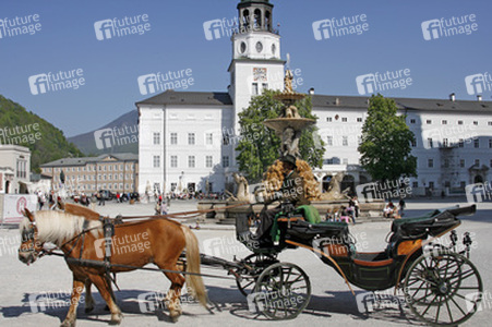 Fiaker vor dem Residenzbrunnen und der Neuen Residenz