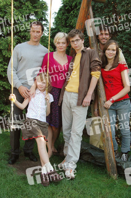 Markus Knüfken, Susanna Simon, Stefan Miess, Pasquale Aleardi, Emilia Schüle, Kara McSorley