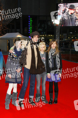 Anouschka Renzi mit Maren. Celina und Cjara