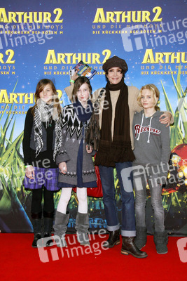 Anouschka Renzi mit Maren. Celina und Cjara