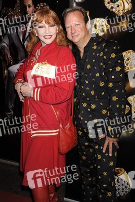 Romy Haag und Begleitung